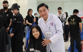 Gần 100 người tham gia hiến tóc ở Bệnh viện Ung bướu Nghệ An