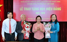 Chi bộ Hội Khuyến học Việt Nam trao tặng Huy hiệu 65 năm và 45 năm tuổi Đảng
