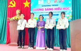 Trao hơn 100 triệu từ Quỹ khuyến học Nguyễn Sinh Sắc và tài trợ tiếp sức sinh viên Trường Cao đẳng Y tế Tiền Giang