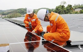 Doanh nghiệp, hộ gia đình lắp đặt điện mặt trời mái nhà, tiết kiệm 3-4 triệu đồng/tháng