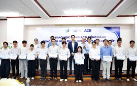 Ngân hàng ACB trao học bổng cho 100 sinh viên Đại học Quốc gia Thành phố Hồ Chí Minh