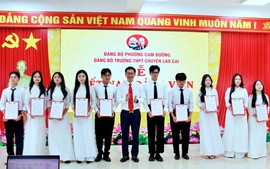 10 học sinh ưu tú Trường THPT Chuyên Lào Cai được kết nạp vào Đảng