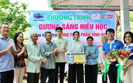 Quỹ Khuyến học Nguyễn Sinh Sắc cùng nhà tài trợ trao học bổng 31 triệu đồng cho "Gương sáng hiếu học" Cao Thị Huỳnh Thư