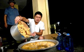 Vị Chủ tịch xã và người lái máy cày ở tâm lũ Mường Than