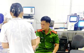 Thượng uý Công an hiến máu kịp thời, cấp cứu thai phụ tai biến sản khoa nguy kịch