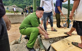 Công an xã dựng cầu tạm cho học sinh chuẩn bị đến trường năm học mới