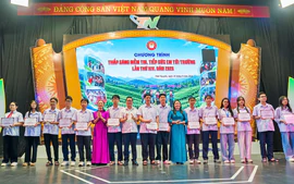 Hội Khuyến học Thái Nguyên trao học bổng "Thắp sáng niềm tin, tiếp sức em tới trường"