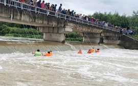 Lũ cuốn trôi cầu tạm, nhiều nhà dân ở Nghệ An bị cô lập, 1 người đuối nước