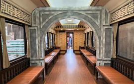 Cận cảnh không gian đoàn tàu di sản Huế - Phong Nha