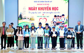 Chương trình "Ngày Khuyến học" trợ giúp 264 triệu đồng cho học sinh, sinh viên Đà Lạt đón năm học mới