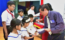 Hội Khuyến học Gia Lai trao 140 suất học bổng cho học sinh vượt khó tại các xã biên giới