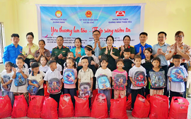 Hội Khuyến học Quảng Ninh và nhà tài trợ tặng quà, học bổng cho học sinh khó khăn tại Ba Chẽ