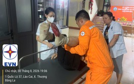 Nhân viên Điện lực Lào Cai kịp thời hỗ trợ 3 người gặp nạn trên quốc lộ 32