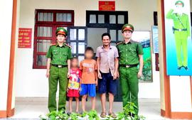 Công an xã A Mú Sung hỗ trợ 2 cháu nhỏ đi lạc trở về gia đình an toàn