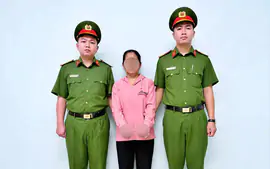 Bắt khẩn cấp bảo mẫu trường mầm non bắn dây thun vào chân trẻ