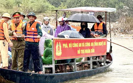 Bộ Công an và Công an Nghệ An hỗ trợ phà cho bà con vùng lũ chia cắt