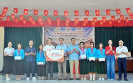 Hội Khuyến học Quảng Ninh vận động tài trợ, tặng quà cho học sinh vững bước đến trường