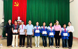 Hội Khuyến học Lào Cai phối hợp trao 180 suất học bổng cho học sinh có hoàn cảnh khó khăn