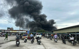 Chợ Kim Sơn, Mạo Khê, Quảng Ninh cháy lớn, rất may không có thiệt hại về người