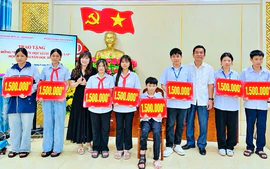 Khuyến học Ninh Bình trao 180 triệu đồng học bổng "Cùng em vượt khó đến trường"