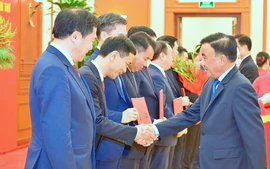 Bộ Chính trị điều động 6 Ủy viên Trung ương Đảng đến vị trí công tác mới