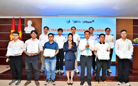 Trao 1,735 tỷ đồng học bổng cho học viên Đại học Quốc gia Thành phố Hồ Chí Minh lĩnh vực bán dẫn, vi mạch