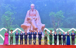 Tại Đền Hùng, Tổng Bí thư, Chủ tịch nước dự Lễ khánh thành Tượng đài "Bác Hồ với Ngày hội non sông"