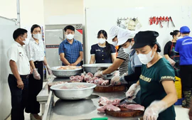 Kiểm tra bếp ăn Trường Tiểu học Quảng Bị 1 sau phản ánh suất ăn bán trú có "tóp mỡ"