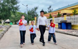 Lễ khai giảng chỉ có 1 thầy 3 trò ở điểm trường đảo Trần