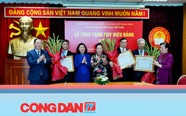 GS.TS Nguyễn Thị Doan và 3 cán bộ lãnh đạo Hội Khuyến học Việt Nam nhận Huy hiệu Đảng