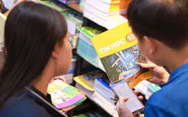 Thiếu sách giáo khoa trước năm học mới dù nguồn cung đã được chuẩn bị?