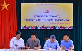 Hội Khuyến học tỉnh Hoà Bình bàn giao 2 khu "nhà khuyến học" - nhà ở công vụ cho trường học