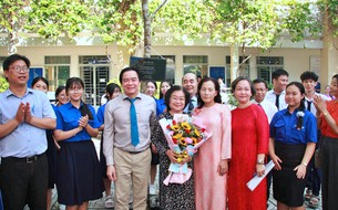 Nguyên Phó Chủ tịch nước Trương Mỹ Hoa trò chuyện với giáo viên và học sinh về truyền thống hiếu học