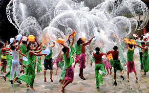 Du lịch “giải nhiệt” với Tết té nước Songkran không chỉ ở Thái Lan