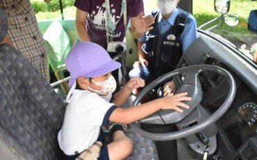 Trẻ mẫu giáo Nhật Bản học cách sử dụng còi xe để tránh bị bỏ quên trong ô tô