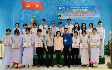 Đồng Tháp: Trao 16 suất học bổng "Nâng bước em đến trường" tặng học sinh vượt khó, hiếu học