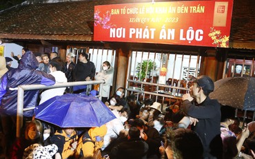 Hàng nghìn người dân đội mưa, thức trắng đêm chờ phát ấn đền Trần