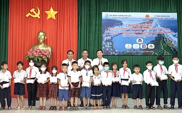 Thừa Thiên Huế: Gần 400 triệu đồng học bổng tặng học sinh và xây nhà tặng hộ nghèo