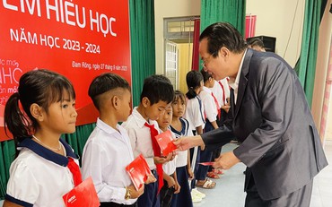 Lâm Đồng: Trao 100 triệu đồng học bổng "Vì em hiếu học" tặng học sinh có hoàn cảnh khó khăn