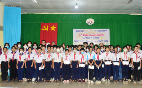 Hội Khuyến học Sóc Trăng trao tặng 50 suất học bổng Đinh Thiện Lý cho học sinh vượt khó
