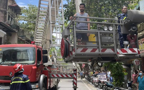 Cháy kenh truc tiep bong da ở phố cổ Hà Nội: Cứu thoát các du khách nước ngoài