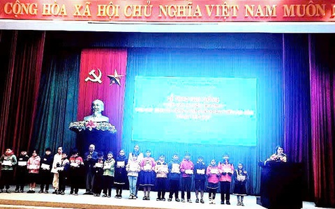 Hội khuyến học Thành phố Huế trao 200 suất  học bổng cho học sinh nghèo vượt khó