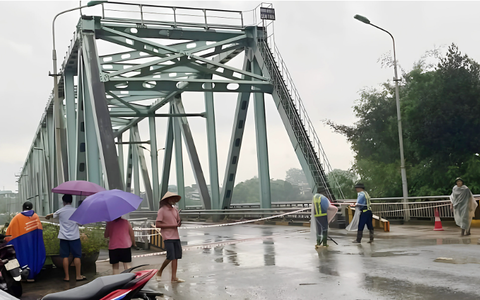 Nước sông Hồng lên cao, Lào Cai cấm lưu thông qua cầu Yên Bái để bảo đảm an toàn