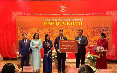Trao tặng tranh gỗ “Vinh quy bái tổ” cho Văn Miếu - Quốc Tử Giám