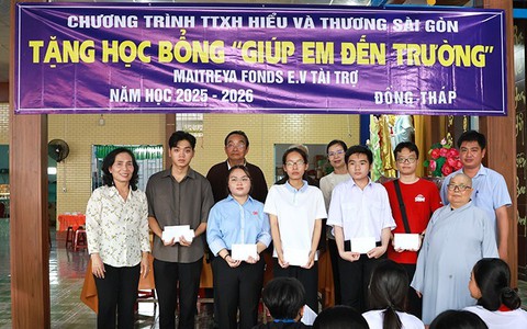 Trao 155 suất học bổng “Giúp em đến trường” cho học sinh, sinh viên vượt khó vươn lên tại Đồng Tháp