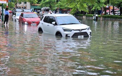 Mưa lớn cùng với triều cường, nhiều tuyến phố ở Hải Phòng chìm trong biển nước