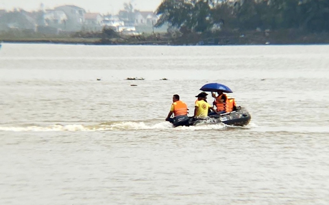 Tìm thấy thi thể 3 bố con nhảy cầu Bến Thủy