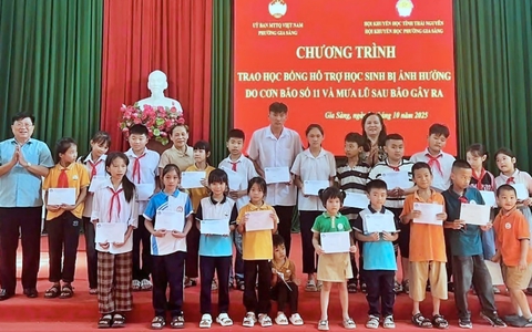 Hội Khuyến học Thái Nguyên trao 100 suất học bổng cho học sinh bị ảnh hưởng bão lũ