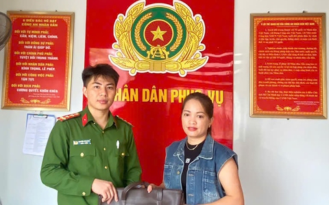 Công an xã Nghi Lộc trao trả 70 triệu đồng cho người phụ nữ đánh rơi