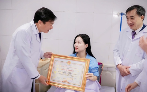 Bộ Y tế và Nghệ An trao bằng khen cho tập thể, cá nhân dũng cảm bảo vệ, cứu người